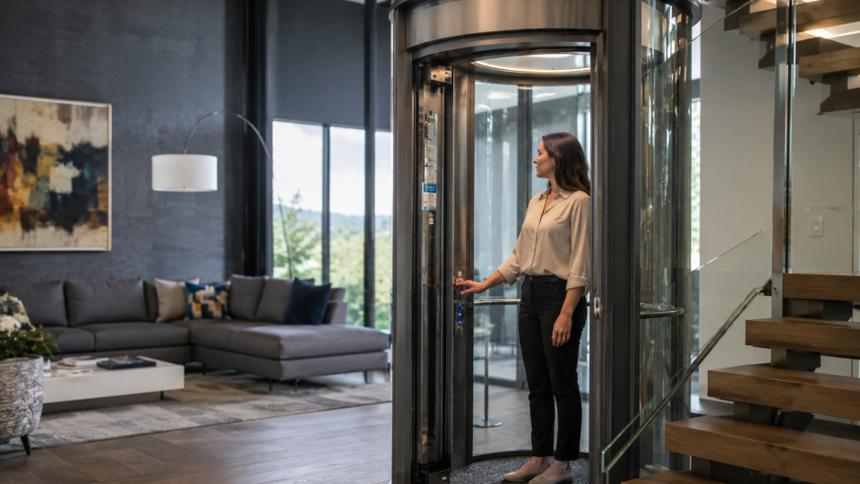 Ascensori per case private con cabina panoramica in vetro installata in un’abitazione moderna