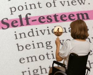 l'immagine rappresenta una signora anziana che si guarda in uno specchio piccolo