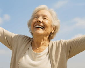 l'immagine rappresenta una signora anziana felice e spensierata, terza età